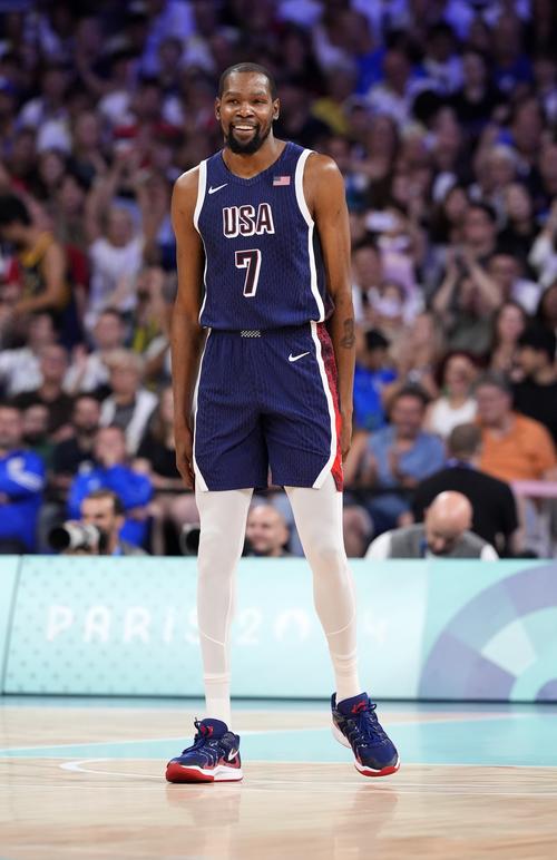 西甲：皇马客场1-1战平比利亚雷亚尔（西甲：皇马客场与比利亚雷亚尔1-1战成平局）