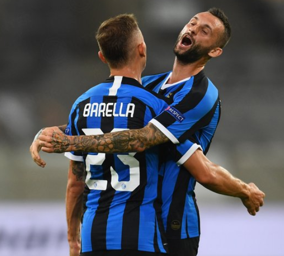 香港球迷：哲凯赖什登场令人激动！（香港球迷：哲凯赖什出场瞬间点燃全场）