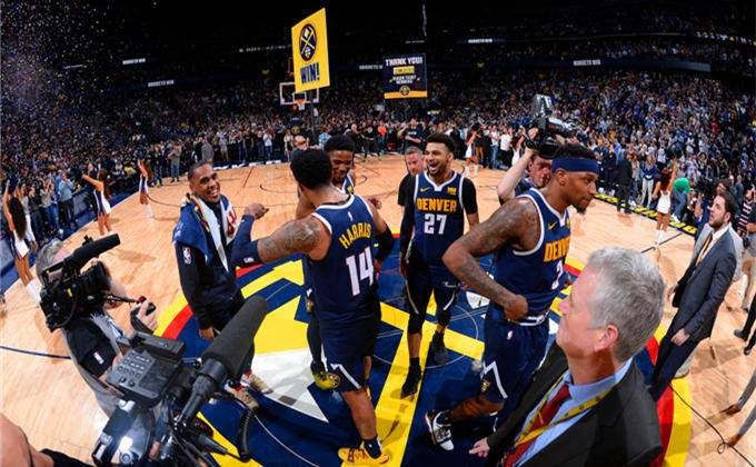 半场： 萨索洛2-1佛罗伦萨，曼德拉戈拉点射，沃尔帕托破门（半场战报：萨索洛2-1领先佛罗伦萨，曼德拉戈拉点球命中，沃尔帕托建功）