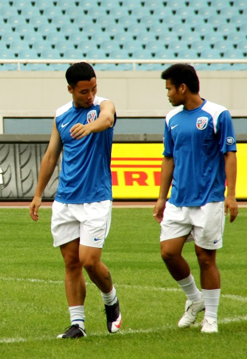 迪乌夫：过去我从没踢过右路，但只要能帮助球队我都愿意去做（迪乌夫：从未司职右路，但为球队我愿意尝试）