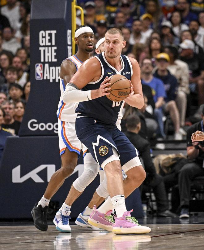 NBA菜鸟观察站：最佳争夺渐成三足鼎立之势，小角色主宰大舞台（NBA新秀观察：最佳之争三强鼎立，角色球员撑起大场面）